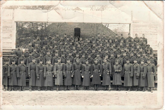 Magyar Királyi Bercsényi Miklós 2. Tüzér Hadosztály, 2. üteg; Halápi Mihály honvéd elölrõl a második sorban, jobbról a második; Budapest, 1943. november