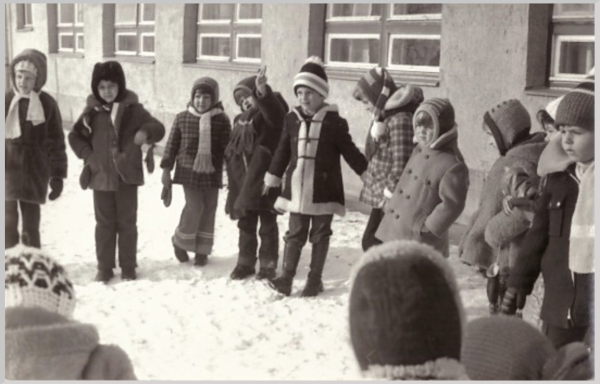 Az óvoda udvarán (1970-es évek)