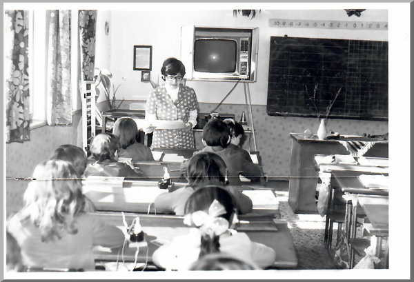 Szarkási Iskola (1978) Szeleczki Lászlóné magnós oktatást tart