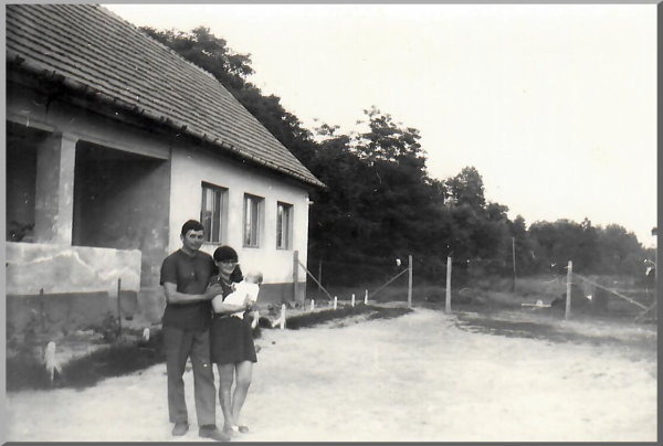 zeleczki házaspár László nevû gyermekükkel a Szobros Iskola udvarán (1970-es évek eleje)