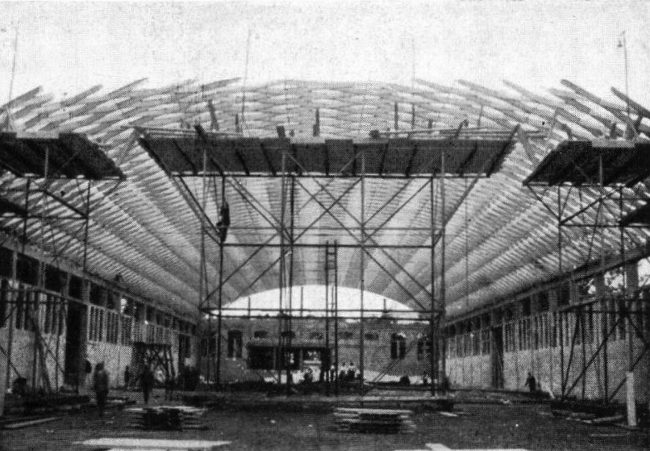 A nagy lovarda tetõszerkezetének összeszerelése (Tér és Forma, 1931. április)