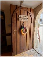 Click to view 22_siklos_16_t1.jpg