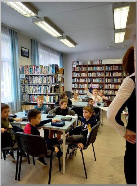 2. b osztályosok Luca-napon a könyvtárban