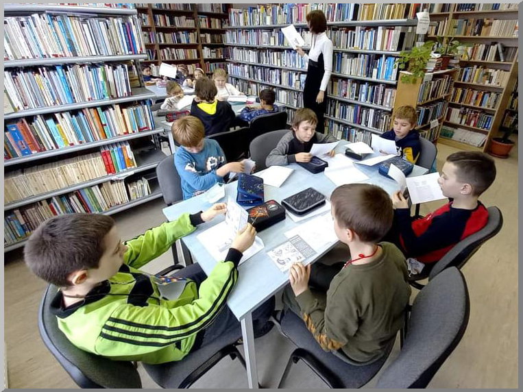 2. b osztályosok Luca-napon a könyvtárban