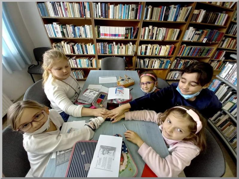 2. b osztályosok Luca-napon a könyvtárban