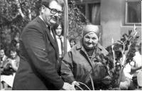 Click to view 12_aranyoklevel_atadasa1_magi_janos_igazgatoval_t1.jpg