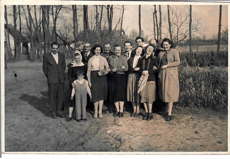 Csoportkép a Szobros Iskola udvarán (1954)