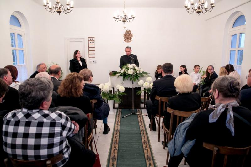 Nemzedéknyi idõ az imaházban