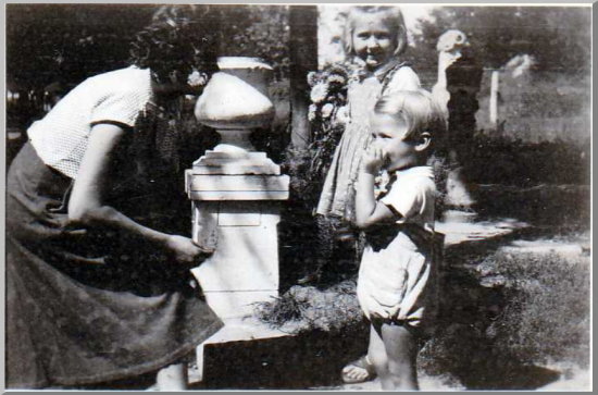 Matyófalviné, M. Gábor, M. Judit; a háttérben látszik az emlékmû teteje (Örkénytábor, 1949)