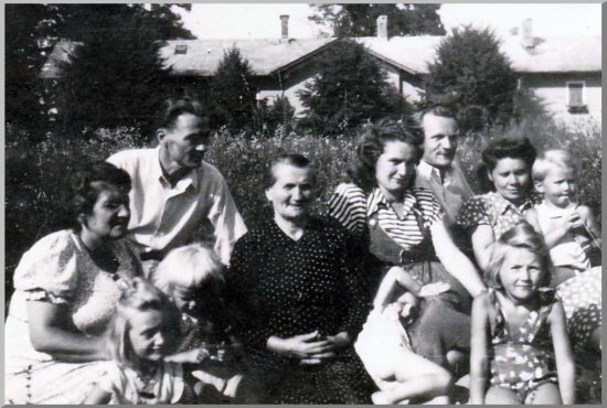 1. Matyola nagymama középen, balra Nusi: gyerekei Györgyi, Szilvi, Gyurka; jobbra Sövény Ida: Gábor, Judit (Zánka,1949)