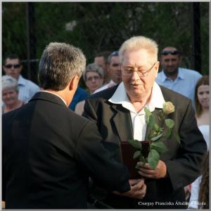 Tóth Bertalan, Táborfalva polgármestere adja át a díszoklevelet