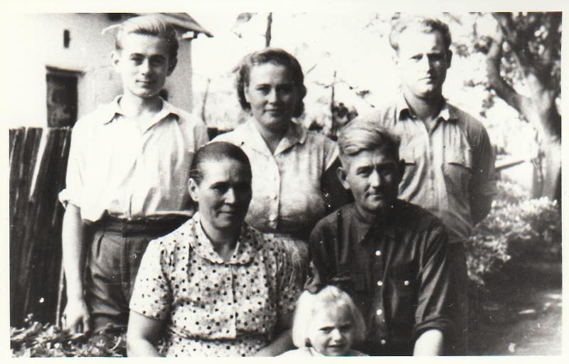 A Schenk-család 1955-ben: álló sor: Schenk István, nõvére Schenk Erzsébet és férje, Wéber László, alsó sor: id. Schenk Istvánné és férje id. Schenk István szabómester, alul: Wéber Erzsébet (Schenk Erzsébet és Wéber László gyermeke )